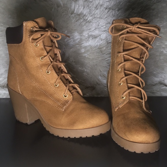 👩🏽🎓SALE- Timberland Style Heeled Boot Sz8 - Picture 2 of 6